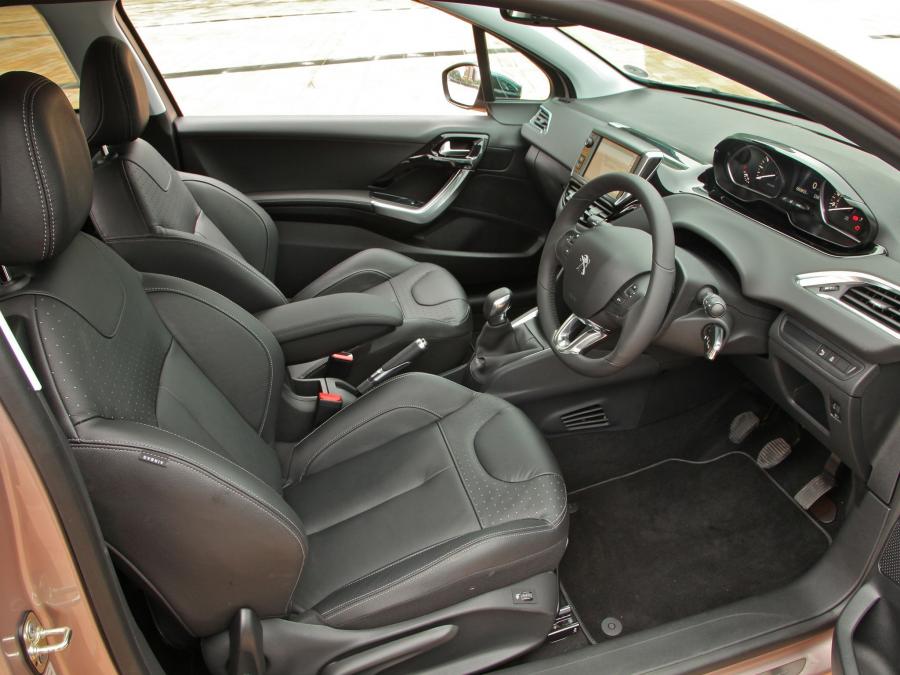  Peugeot 208 3-Door 2012 года  (UK) (фото 6 из 13)